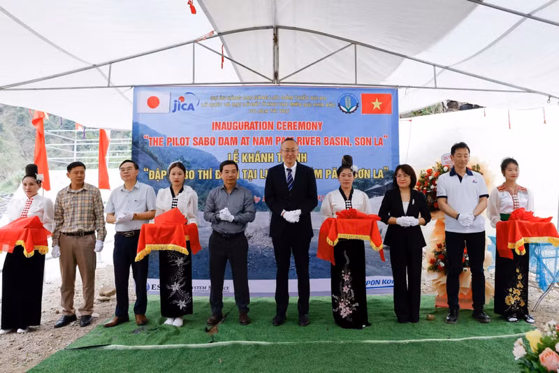 各位代表进行剪彩仪式。