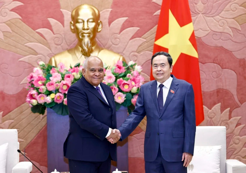越南国会主席陈青敏会见古巴驻越大使奥兰多·尼古拉斯·吉伦。