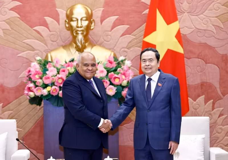 越南国会主席陈青敏会见古巴驻越大使奥兰多·尼古拉斯·吉伦。