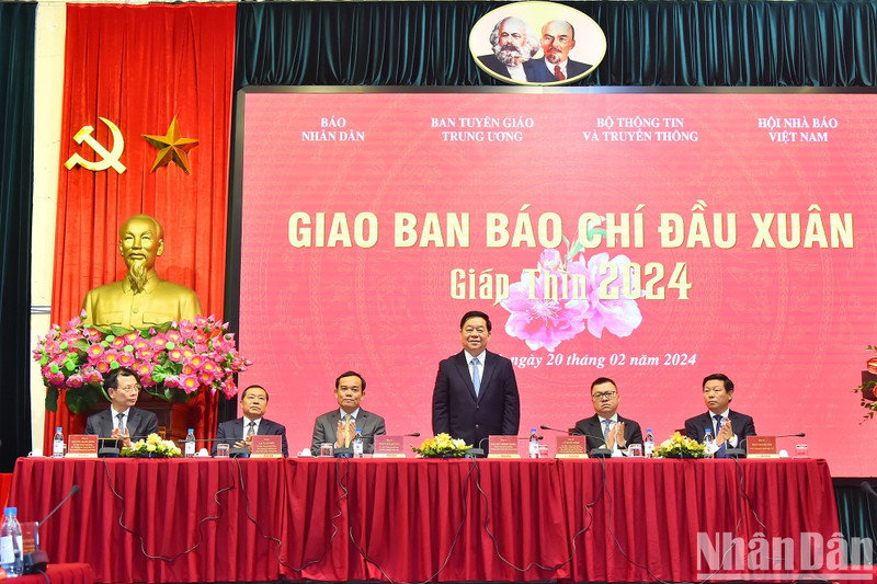 越共中央宣教部部长阮重义、越南政府副总理陈流光以及中央宣教部、通信传媒部、《人民报》社、越南新闻工作者协会等领导主持会议。（水原 摄）