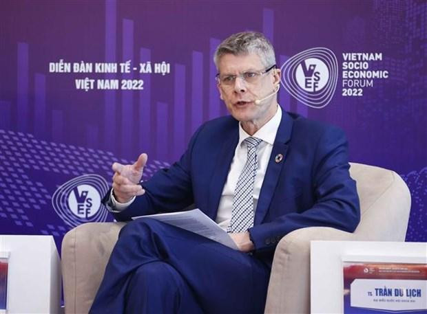 联合国开发计划署（UNDP）驻越南高级经济学家乔纳森·平卡斯先生在论坛上发言。