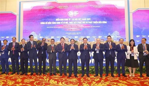越南政府总理范明正、国会主席王廷惠与参加论坛的各位代表。