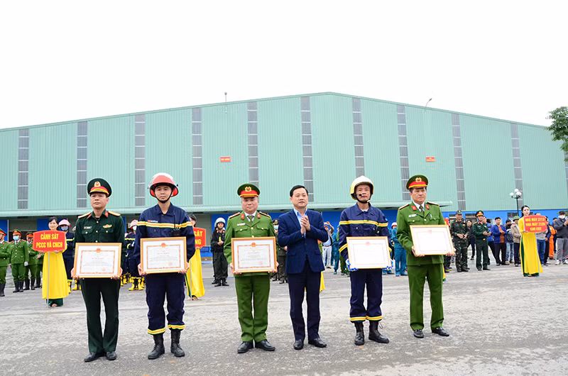 宣光省领领导人向个人颁发奖状。