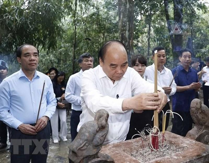 国家主席阮春福在新潮国家级特殊历史遗迹区敬香。（图片来源：越通社）