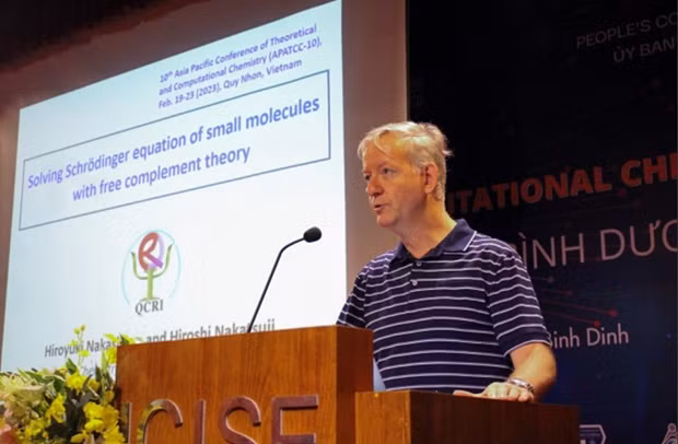 一名科学家在会上发表讲话。