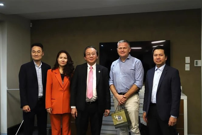 越南工贸部工作代表团与南非连接航空公司代表合影。
