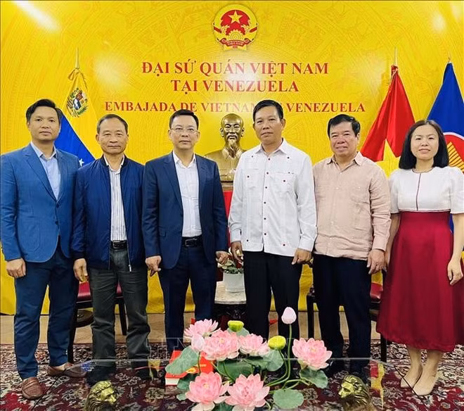 越南友好组织联合会代表团与越南驻委内瑞拉大使馆代表合影。