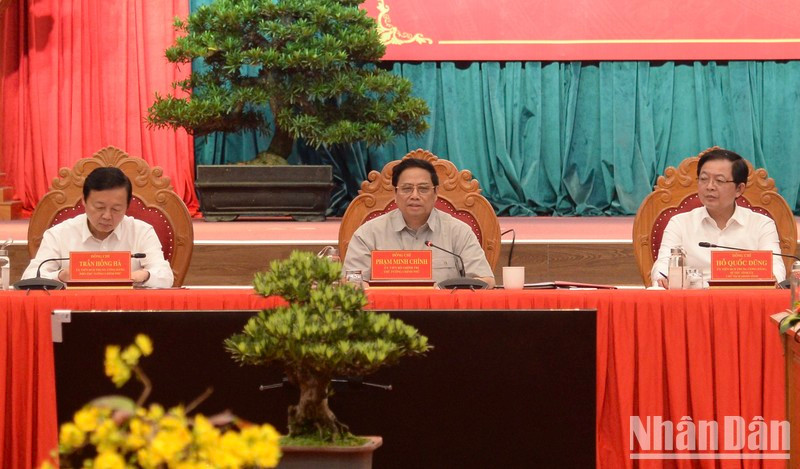 越南政府总理范明正与平定省领导人举行工作会议。