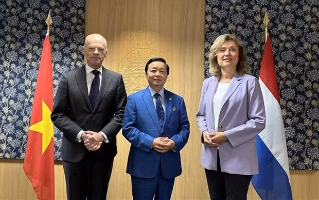 陈红河副总理(中）会见荷兰第二议院博格坎普(Vera Bergkamp)（右）和国会一院（参议院）议长杨·安东尼·布劳恩（Jan Anthonie Bruijn）（左）。