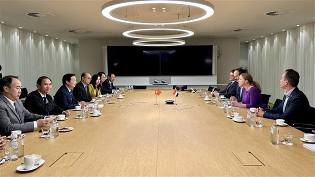 越南政府副总理陈红河与荷兰副总理卡罗拉·舒滕(Carola Schouten)举行会谈。