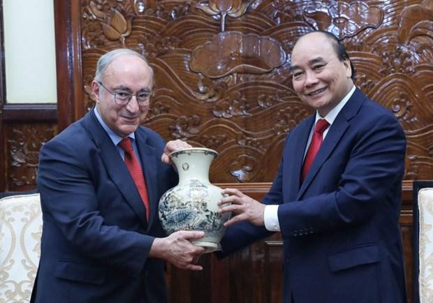 国家主席阮春福向德国世界大学服务机构主席赠送礼物。