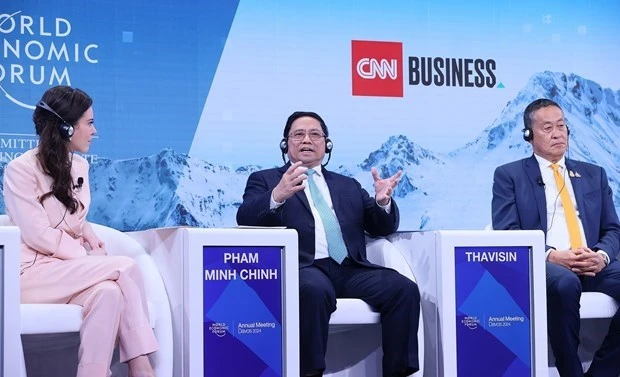 越南政府总理范明正作为主旨发言人出席了2024年达沃斯世界经济论坛框架内的“东盟教训”讨论会。（图片来源：越通社）