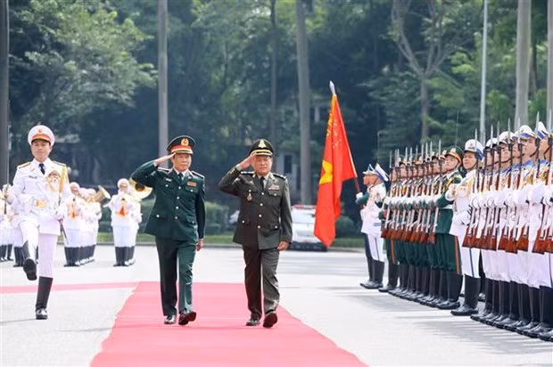 越南国防部副部长阮新疆上将和柬埔寨王家军总司令翁比塞大将检阅越南人民军三军仪仗队。