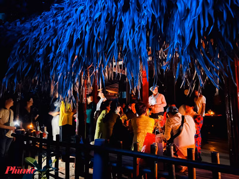 在充满南方浓厚风情的空间中，身处油灯旁，游客们既可以品尝江河特色美食，又可沉浸在悠扬的旋律之中。（图片来源：胡志明市妇女报）