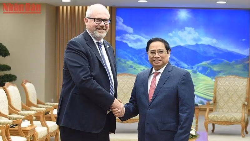 政府总理范明正会见澳大利亚参议员兼助理贸易部长蒂姆·艾尔斯。（陈海 摄）