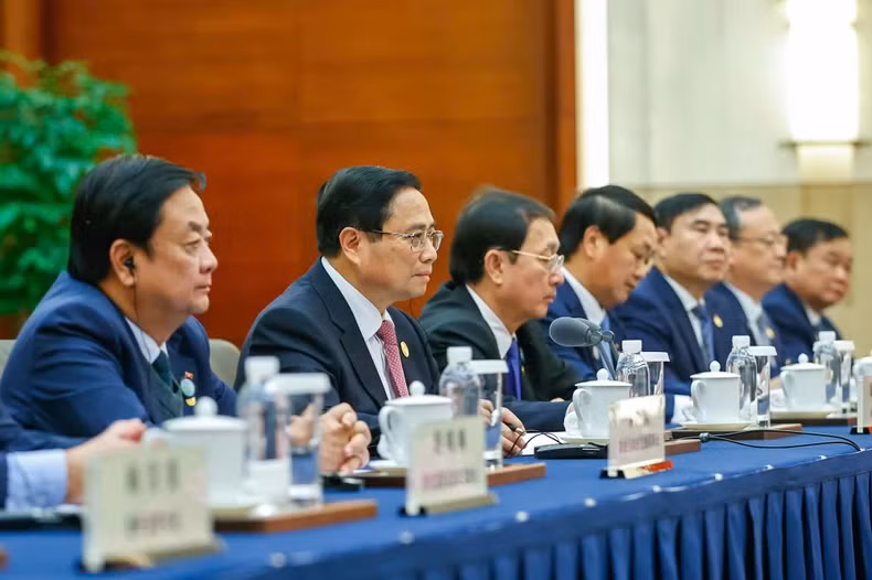 越南政府总理范明正在会谈中发表讲话。