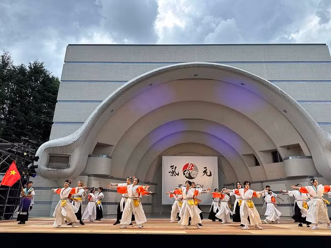 越南舞蹈队在日本鸣子舞节上演出。