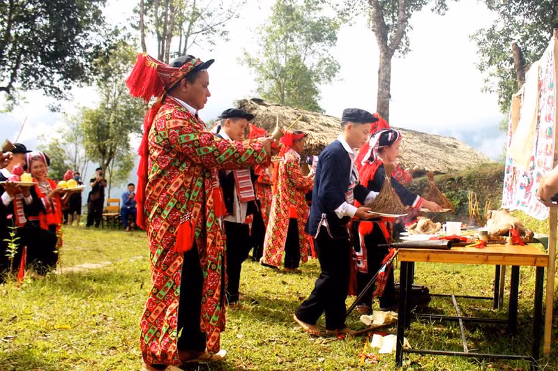 河江省红瑶族同胞的传统礼仪。