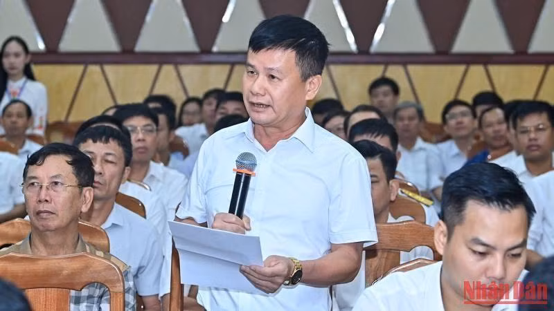 选民发表意见。