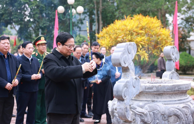 越南政府总理范明正向胡志明主席及参加边界战役的英烈进香。