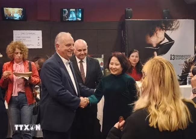 越南驻希腊大使范氏秋香和希腊官员参加越南电影周。