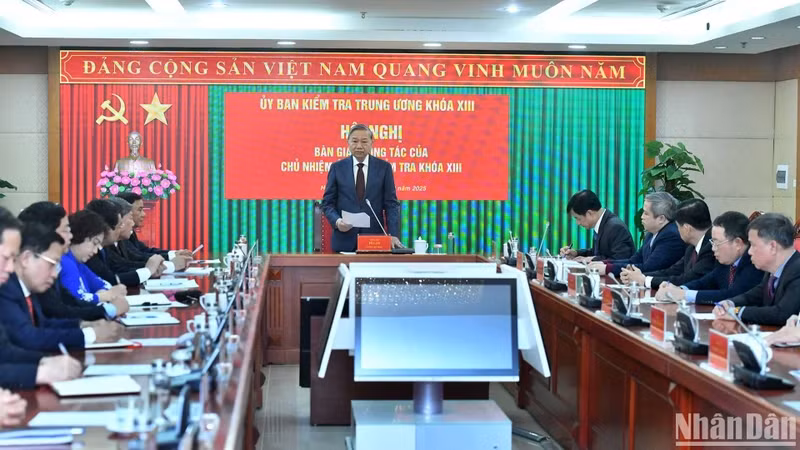 越共中央总书记苏林在会上发表讲话。（登科 摄）