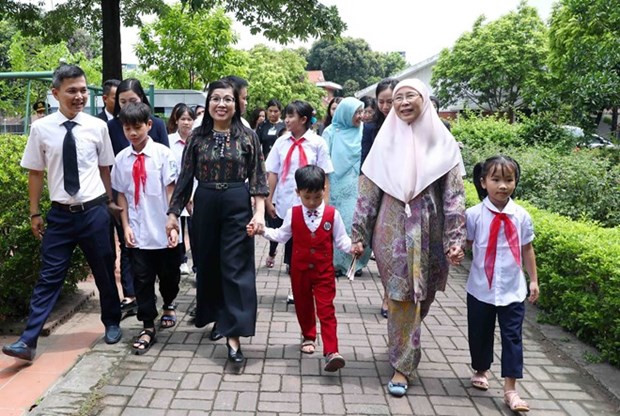 越马两国总理夫人走访慰问河内SOS儿童村。