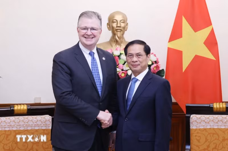 越南外交部长裴青山会见美国助理国务卿。