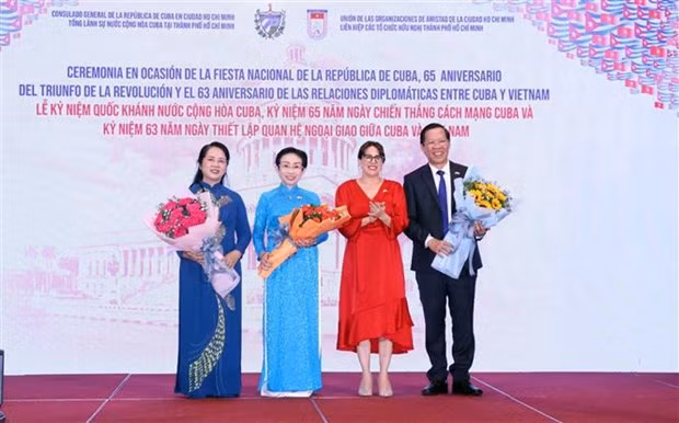古巴驻胡志明市总领事阿里阿德涅·费奥·拉布拉达和胡志明市人民委员会主席潘文买以及其他代表合影。