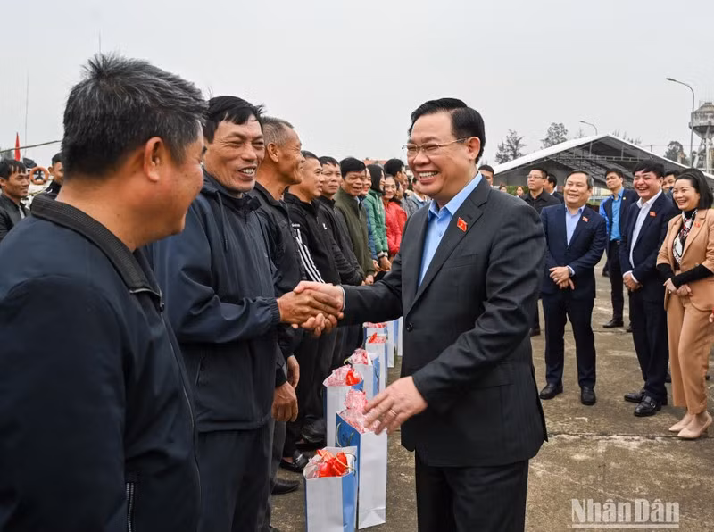 国会主席王廷惠向广平省抚恤政策家庭、贫困户和渔民送春节礼物。