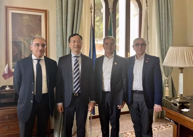 越南驻意大利大使杨海兴会见奥尔比亚市市长塞蒂莫·尼齐（右二）。