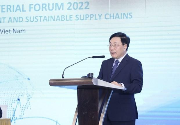 越共中央政治局委员、政府常务副总理范平明在活动上发言。