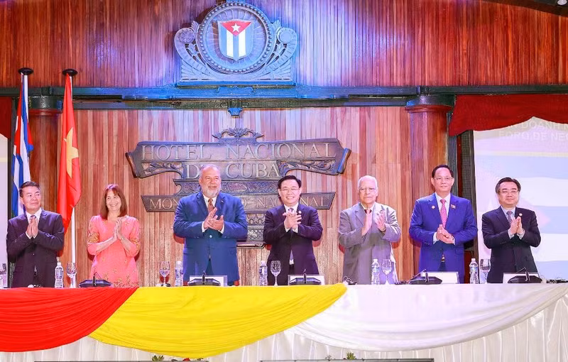 越南国会主席王廷惠与古巴总理曼努埃尔·马雷罗·克鲁斯合影。