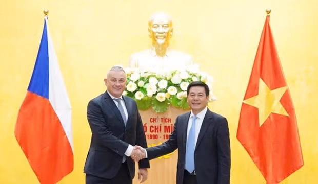 越南工贸部部长阮鸿延会见捷克工业和贸易部长西克拉。