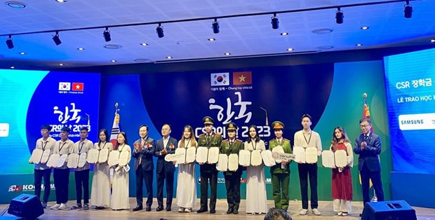 韩国企业向越南贫困优秀大学生提供115份奖学金。