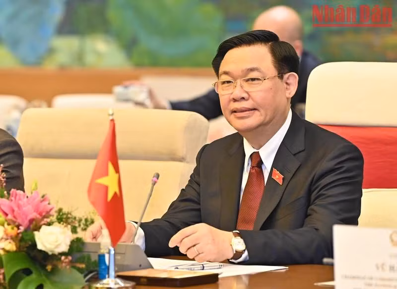 越南国会主席王廷惠发表讲话。