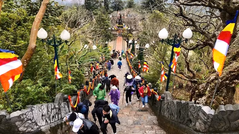 每逢安子庙会，四面八方的游客又慕名来到安子山佛教圣地。