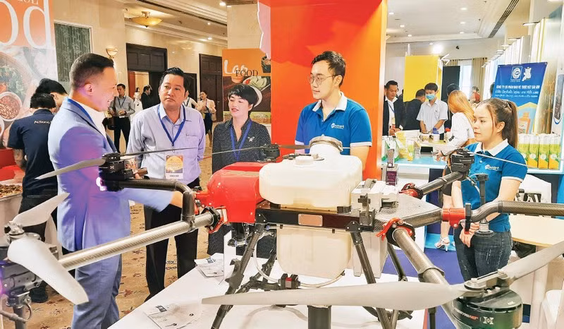 代表们参观越老贸易投资论坛的展位。