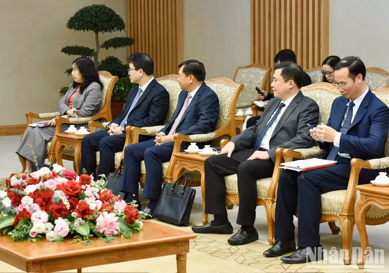 越南政府各部委领导代表出席会见。