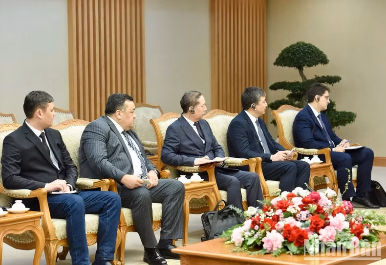 乌方代表团成员出席会见。