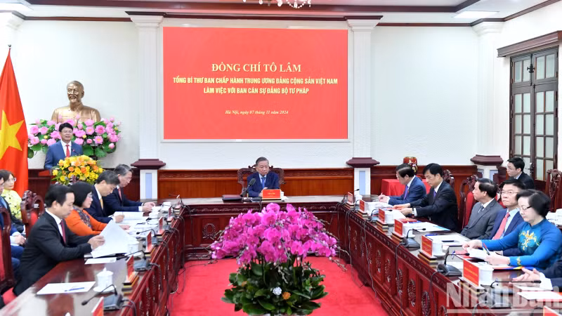 苏林总书记与司法部党组干事会举行工作会议。