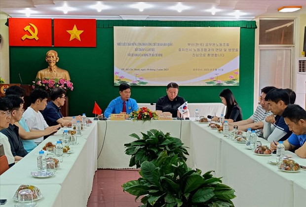 双方见面会场景。