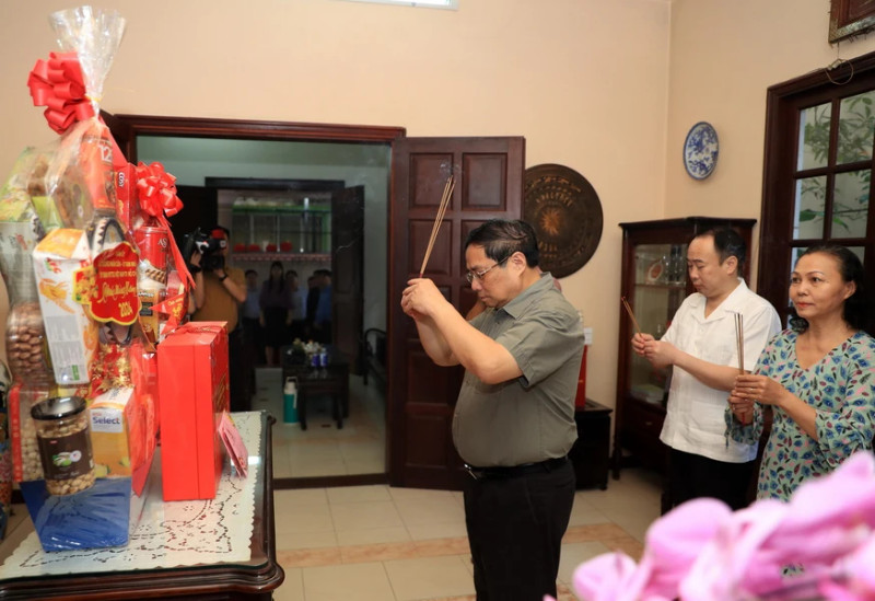 越南政府总理范明正向已故部长会议主席范雄敬香缅怀。（图片来源：越通社）
