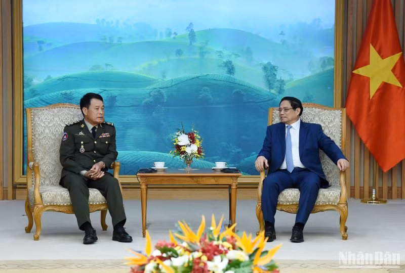 越南政府总理范明正会见柬埔寨王家军总司令翁比塞大将 。