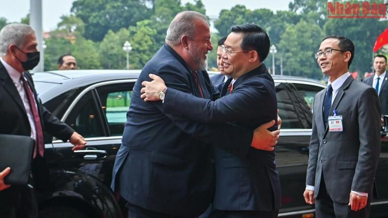 越南国会主席王廷惠热烈欢迎古巴总理曼努埃尔·马雷罗。（维玲 摄）
