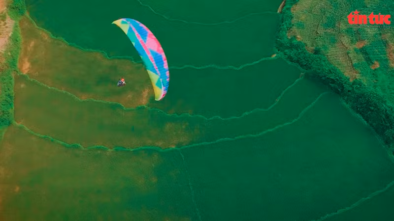 乌博峰因其雄伟壮观的自然景观成为年轻人理想且有趣的滑翔伞飞行目的地。