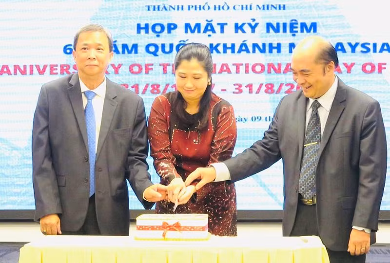 各位代表一起切蛋糕 庆祝马来西亚国庆65周年。