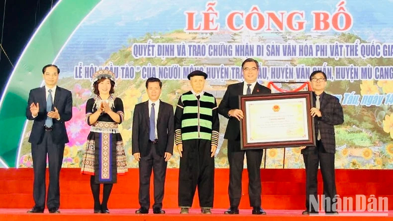 安沛省赫蒙族“高曹节”被列入国家级非物资文化遗产名录。