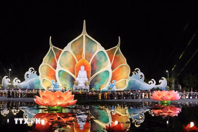 超过一万人参加卫塞节烛光祈福法会。