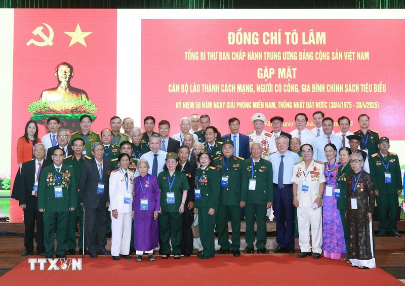 越共中央总书记苏林会见中部地区革命老干部和功勋人员。（图片来源：越通社）